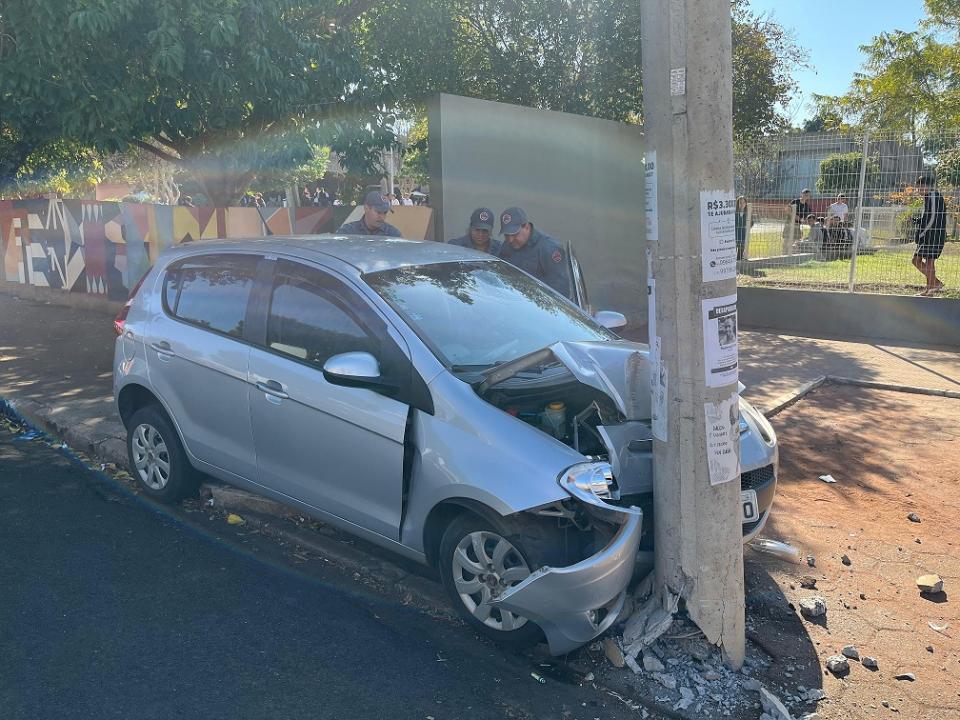 Foto 2 de 7 — Motorista fica gravemente ferido após bater carro contra poste na Vila Xavier, em Araraquara